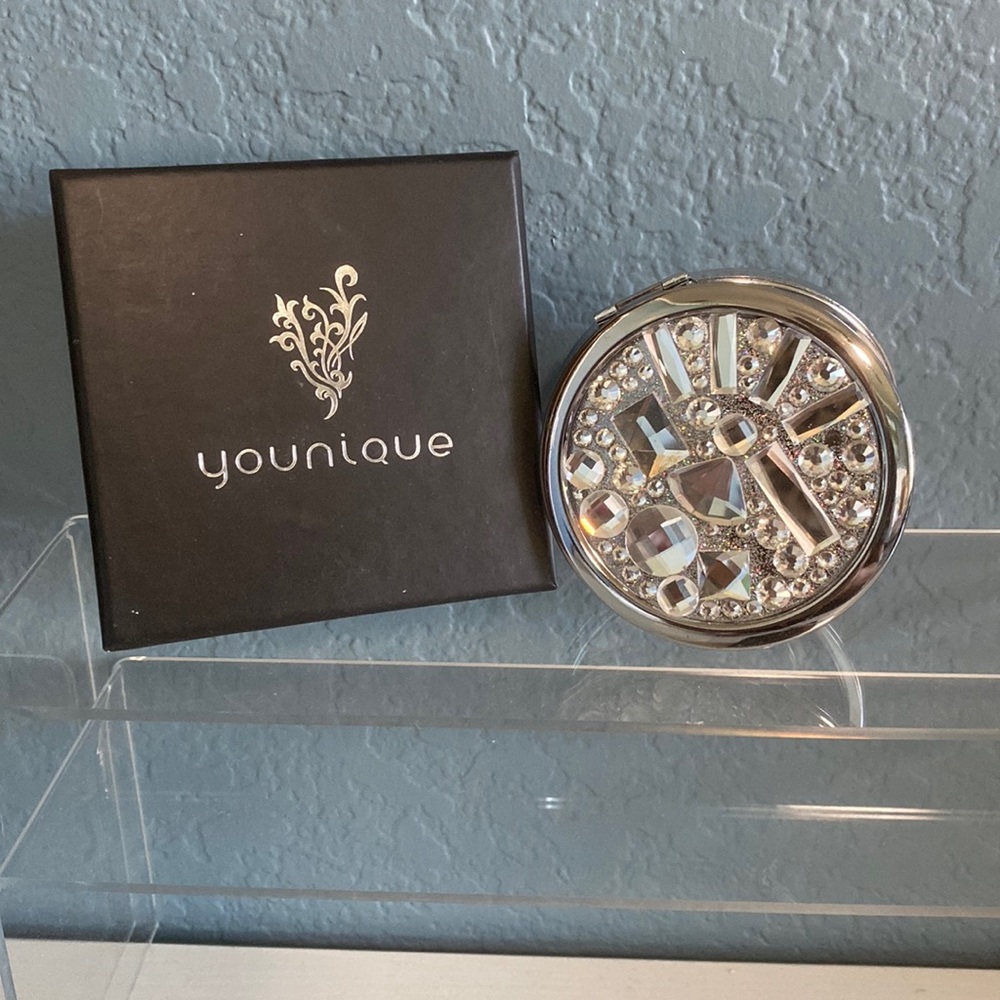 NEW IN BOX Younique bedazzled mirror compact